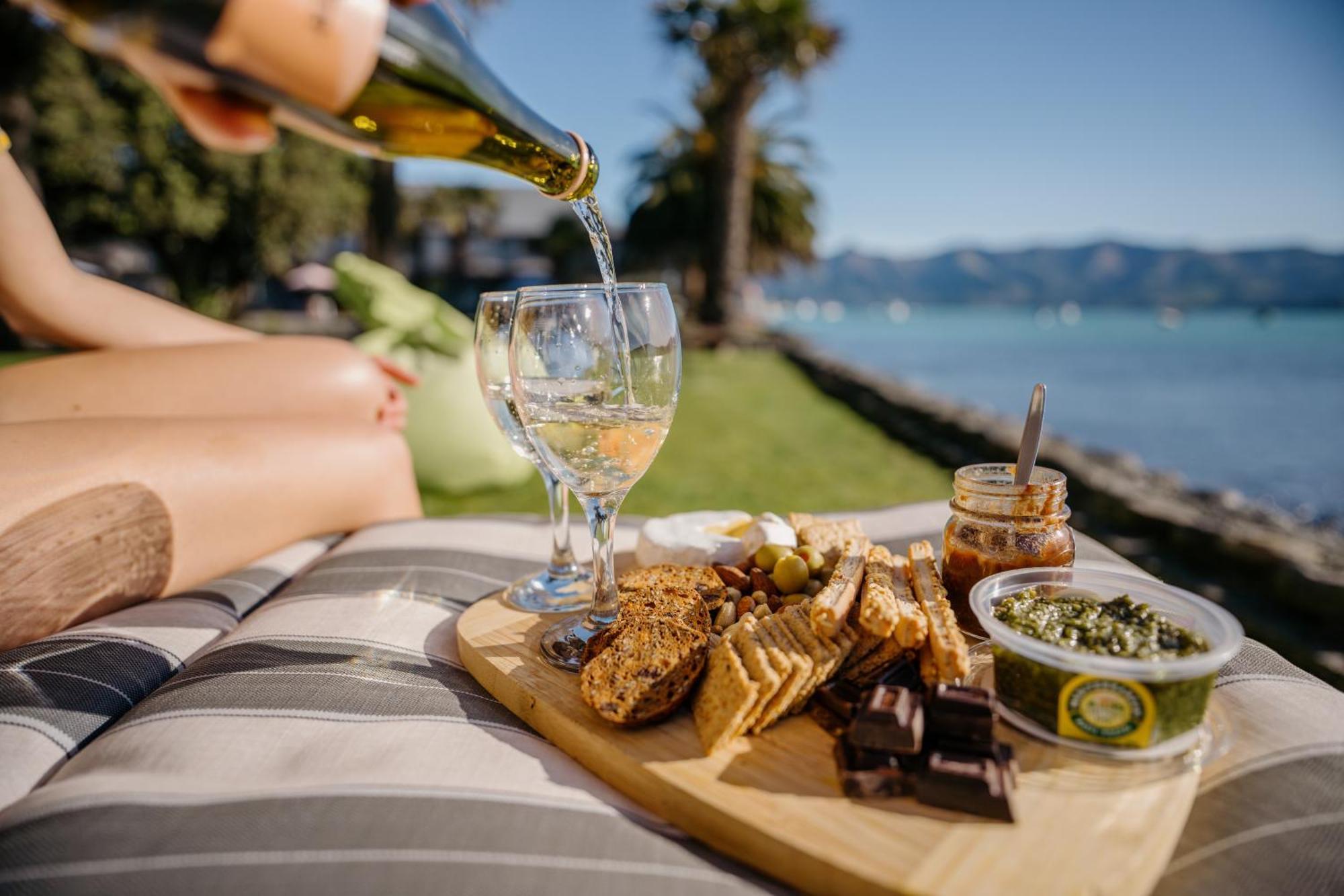 Akaroa Waterfront Motels Экстерьер фото